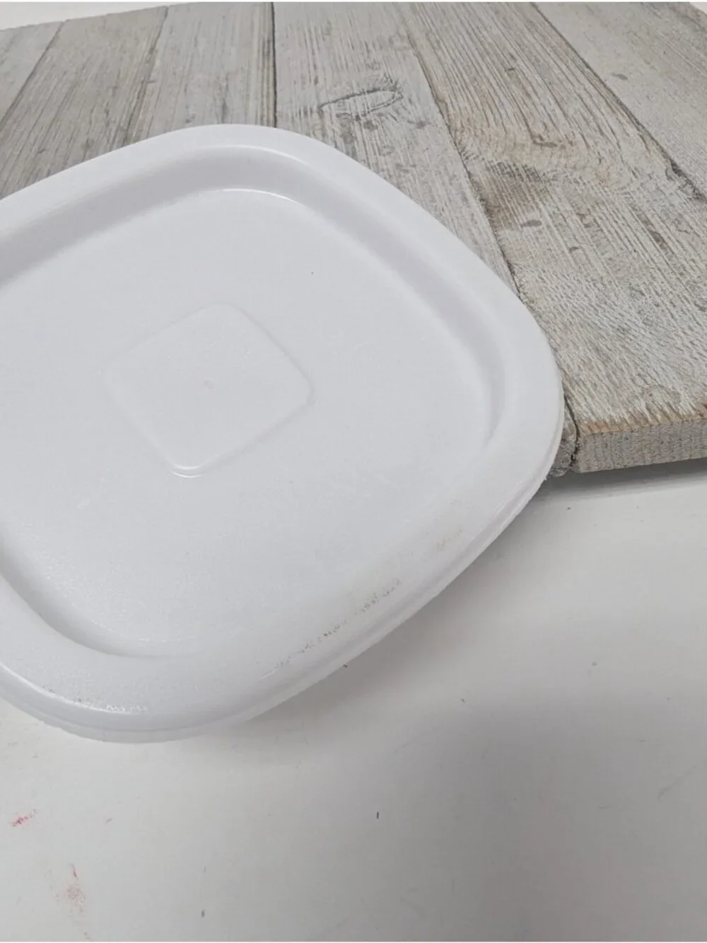 Rubbermaid 1.8 pt Servin Saver #8 Sheer Square Canister Storage White Lid - B